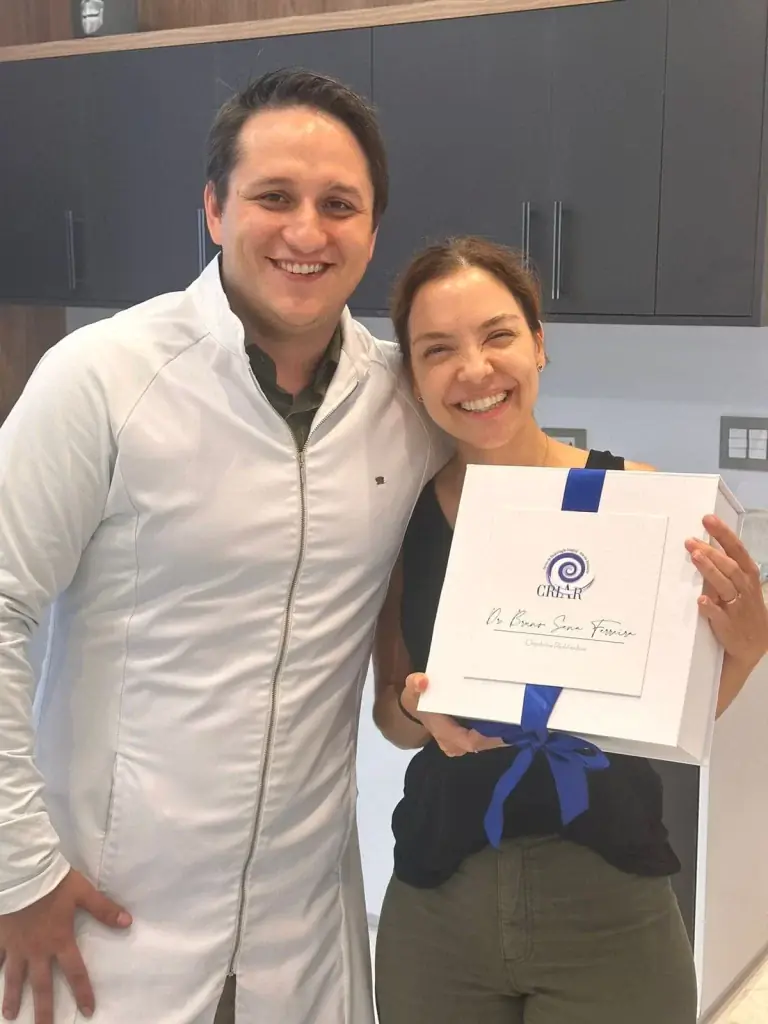 Paciente com Dr. Bruno Sena após tratamento
